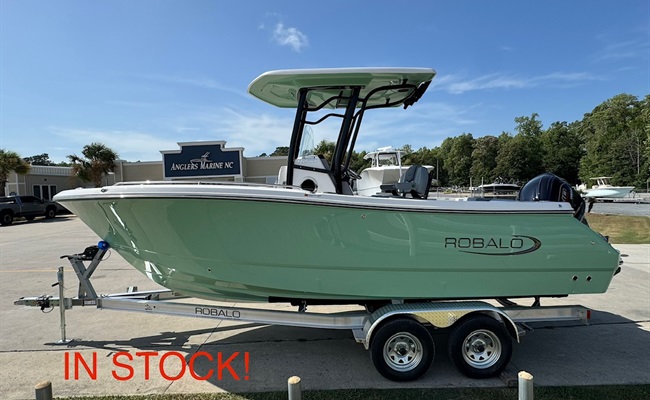 2027 Robalo R230 Island Green